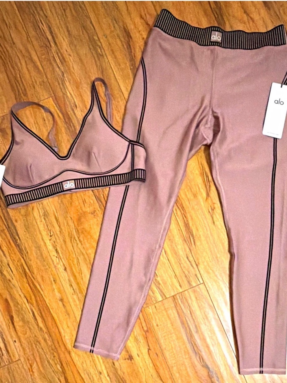 ALO Yoga Mauve Sports Bra and High-Waist Leggings with Black Trim